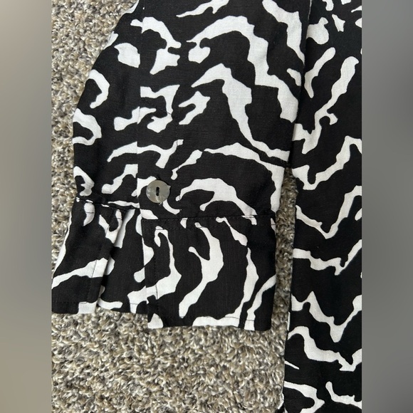 5/$25 East 5th linen blend black and white animal like print blouse size medium - Picture 11 of 11